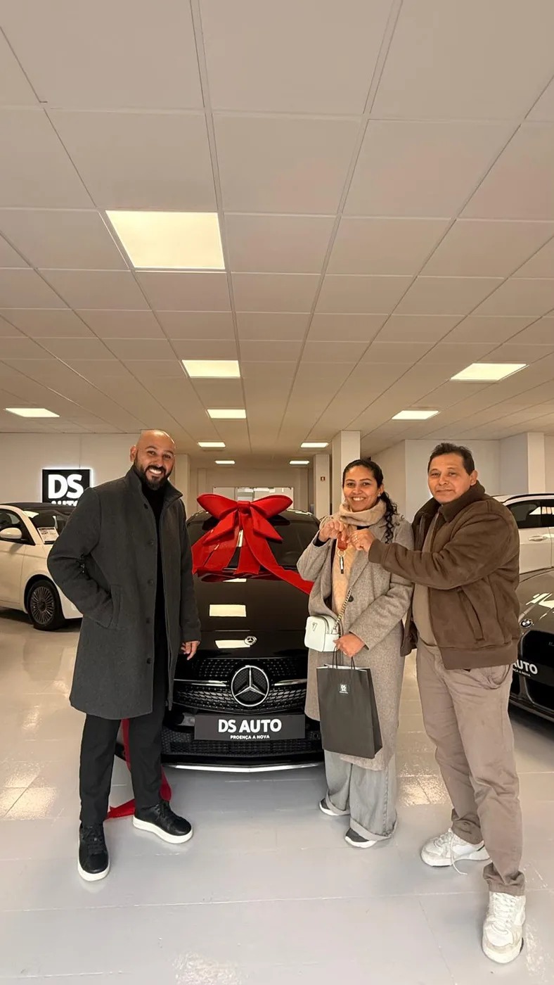 Cliente numa entrega de viatura na SG Motors